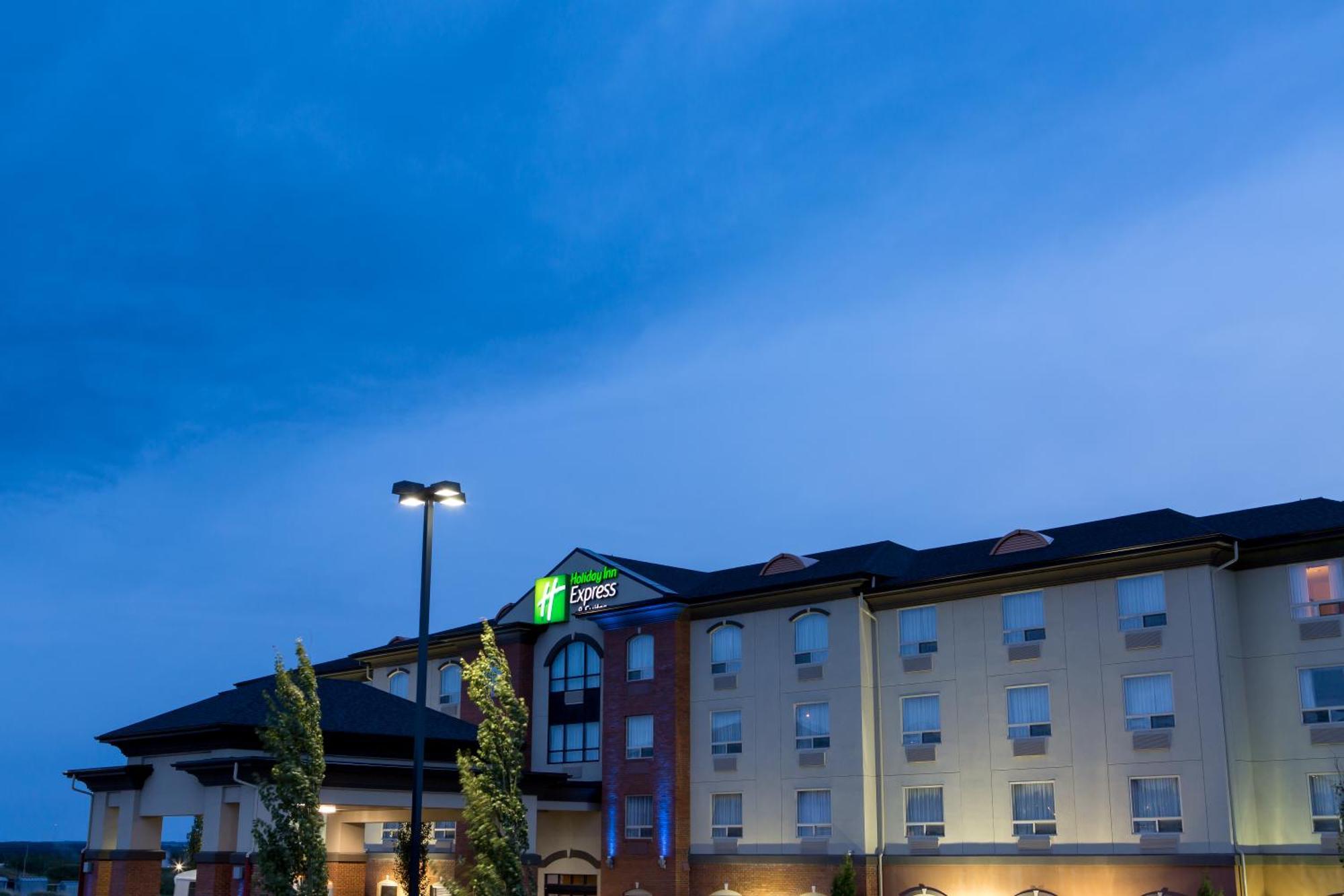 Holiday Inn Express & Suites Drayton Valley By Ihg Экстерьер фото